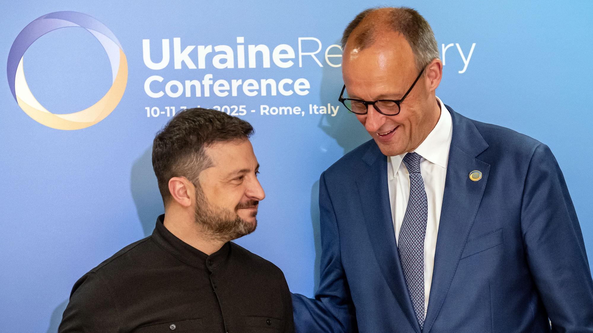 Bundeskanzler Friedrich Merz (CDU, r) steht in Rom neben Wolodymyr Selenskyj, Präsident der Ukraine im Zuge der Wiederaufbaukonferenz für die Ukraine.