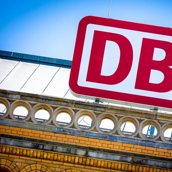 ARCHIV - 15.05.2022, Niedersachsen, Hannover: Das Logo der Deutschen Bahn am Hauptbahnhof. (zu dpa: «Rechnungshof kritisiert fehlende Gesamtstrategie für die Bahn») Foto: Moritz Frankenberg/dpa +++ dpa-Bildfunk +++