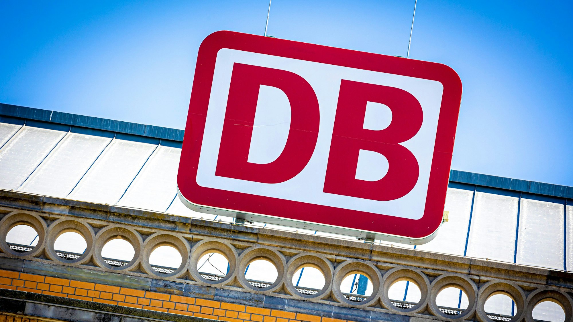 ARCHIV - 15.05.2022, Niedersachsen, Hannover: Das Logo der Deutschen Bahn am Hauptbahnhof. (zu dpa: «Rechnungshof kritisiert fehlende Gesamtstrategie für die Bahn») Foto: Moritz Frankenberg/dpa +++ dpa-Bildfunk +++