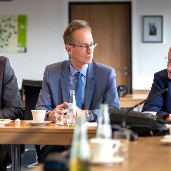 Bundesverkehrsminister Patrick Schnieder, MdB Detlef Seif und Mechernichs Bürgermeister Dr. Hans-Peter Schick (v.l.), alle CDU, sitzen nebeneinander an einem Tisch im Ratssaal in Mechernich.