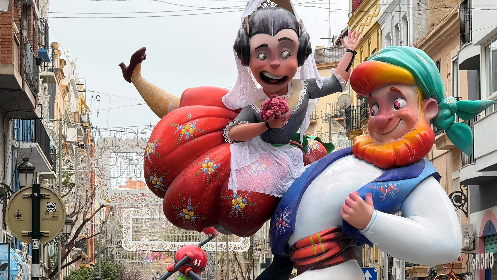 Bunt und schrill sind die Fallas-Figuren im spanischen Valencia.