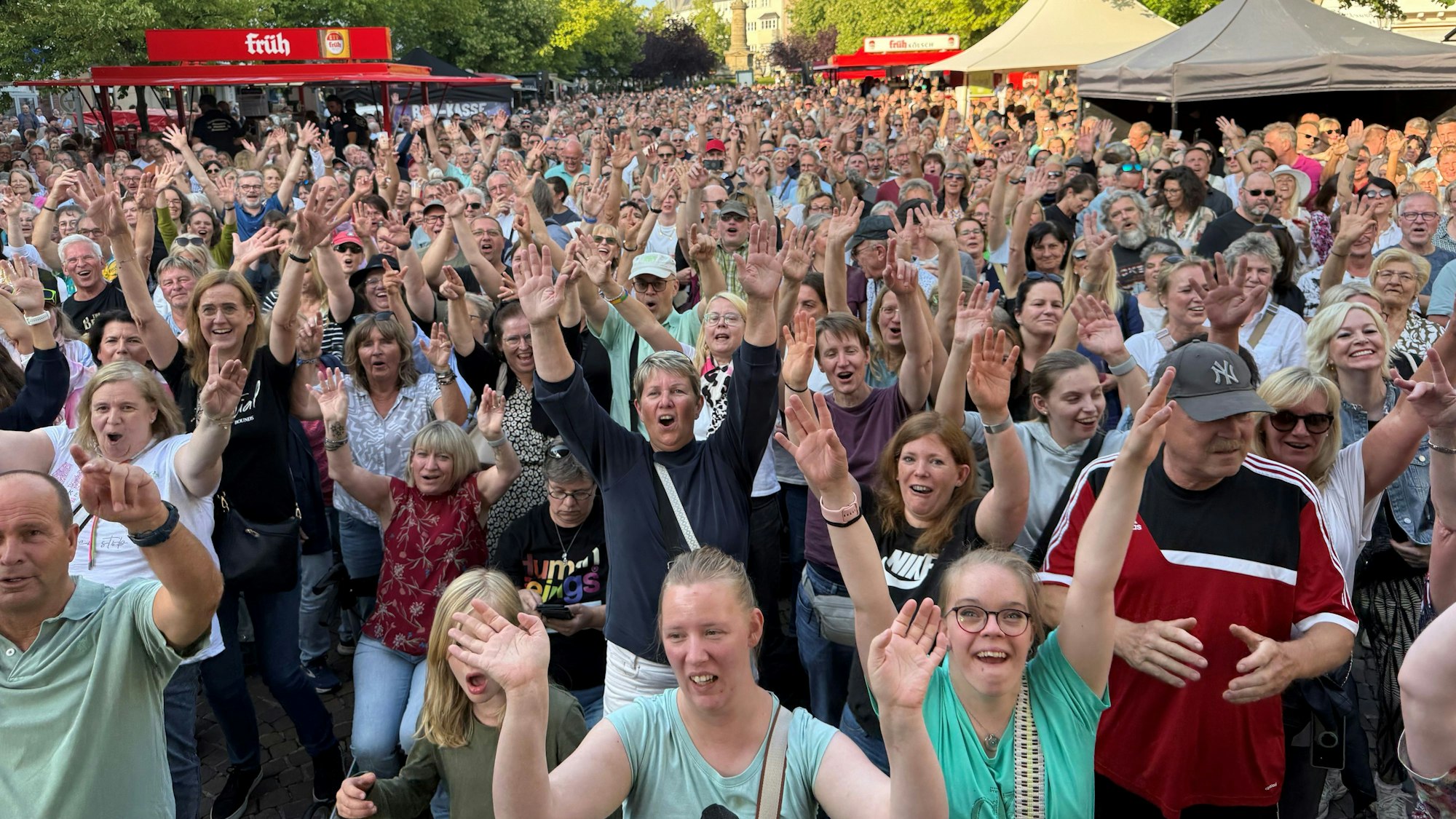 In Siegburg auf dem Markt versammelten sich am Mittwochabend Tausende Besucher.