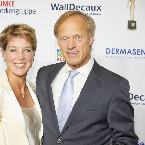 ARCHIV - 11.10.2023, Hamburg: Gerhard Delling und Partnerin Christina Block kommen zur Gala "Die Goldene Bild der Frau" im Stage Theater Neue Flora. (zu dpa: «Prozess gegen Christina Block wegen Kindesentführung startet») Foto: Georg Wendt/dpa +++ dpa-Bildfunk +++