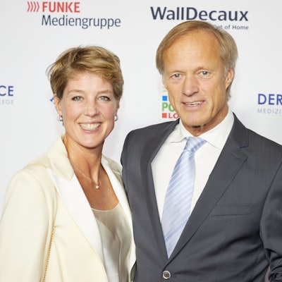 ARCHIV - 11.10.2023, Hamburg: Gerhard Delling und Partnerin Christina Block kommen zur Gala "Die Goldene Bild der Frau" im Stage Theater Neue Flora. (zu dpa: «Prozess gegen Christina Block wegen Kindesentführung startet») Foto: Georg Wendt/dpa +++ dpa-Bildfunk +++