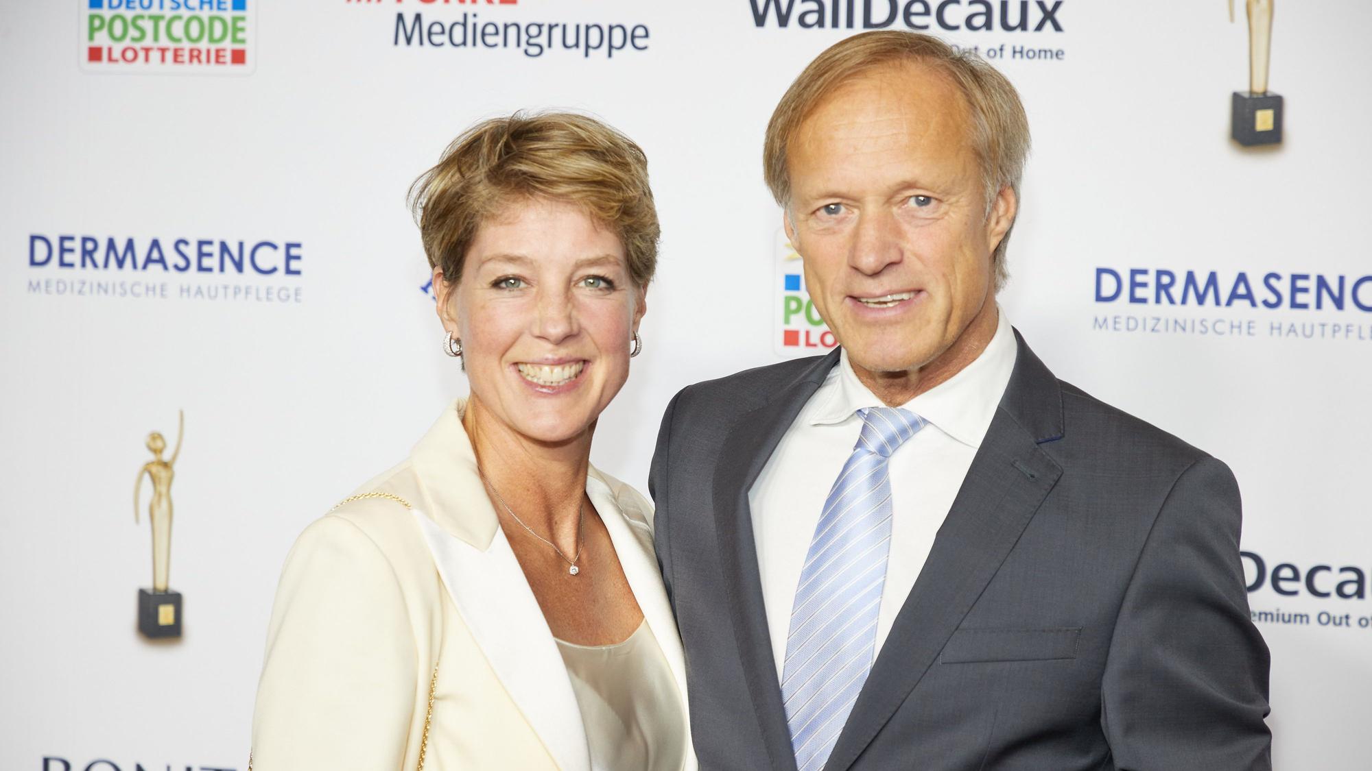 ARCHIV - 11.10.2023, Hamburg: Gerhard Delling und Partnerin Christina Block kommen zur Gala "Die Goldene Bild der Frau" im Stage Theater Neue Flora. (zu dpa: «Prozess gegen Christina Block wegen Kindesentführung startet») Foto: Georg Wendt/dpa +++ dpa-Bildfunk +++