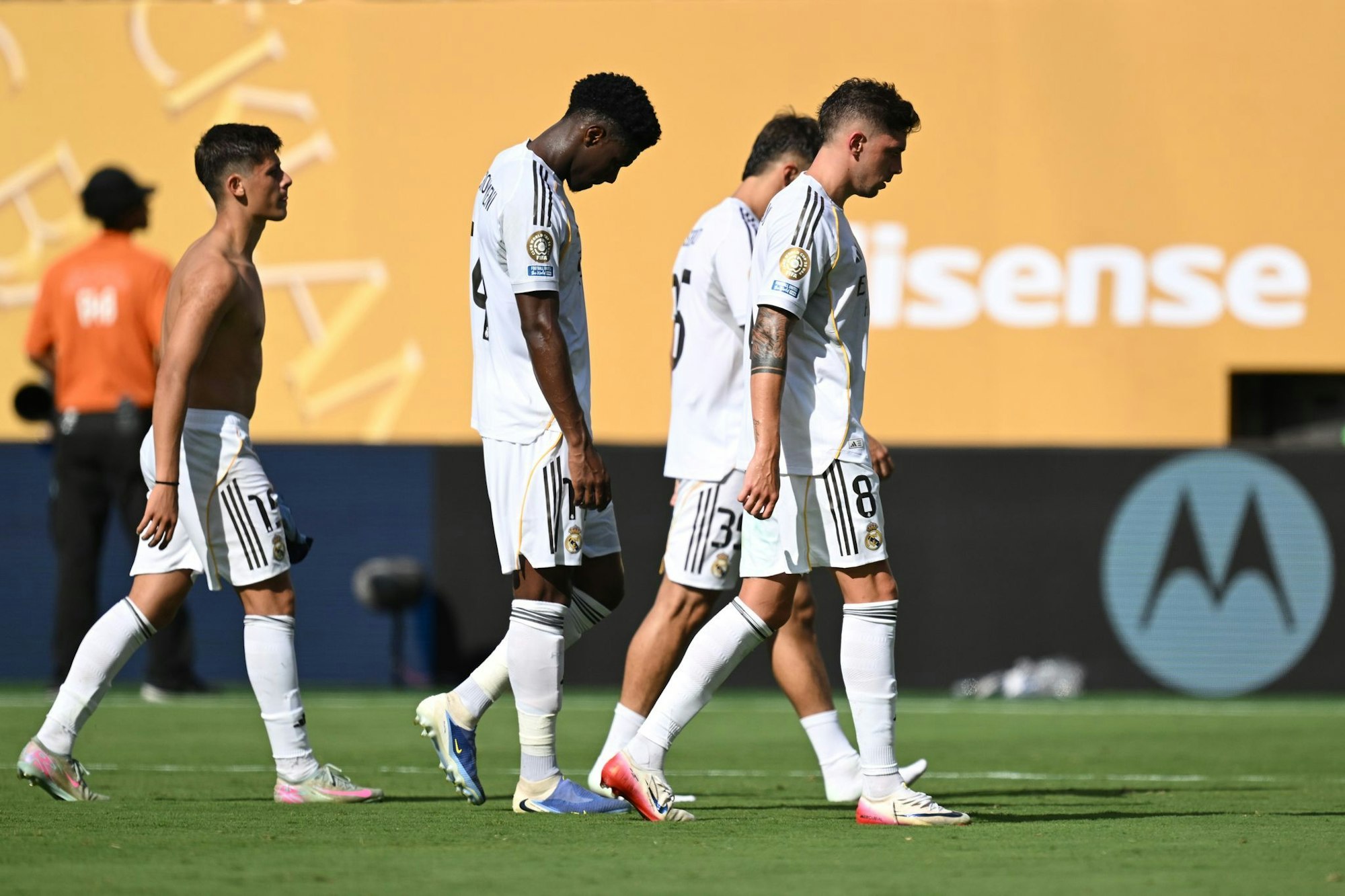 Abgang mit hängenden Köpfen, die schwer geschlagenen Spieler von Real Madrid.