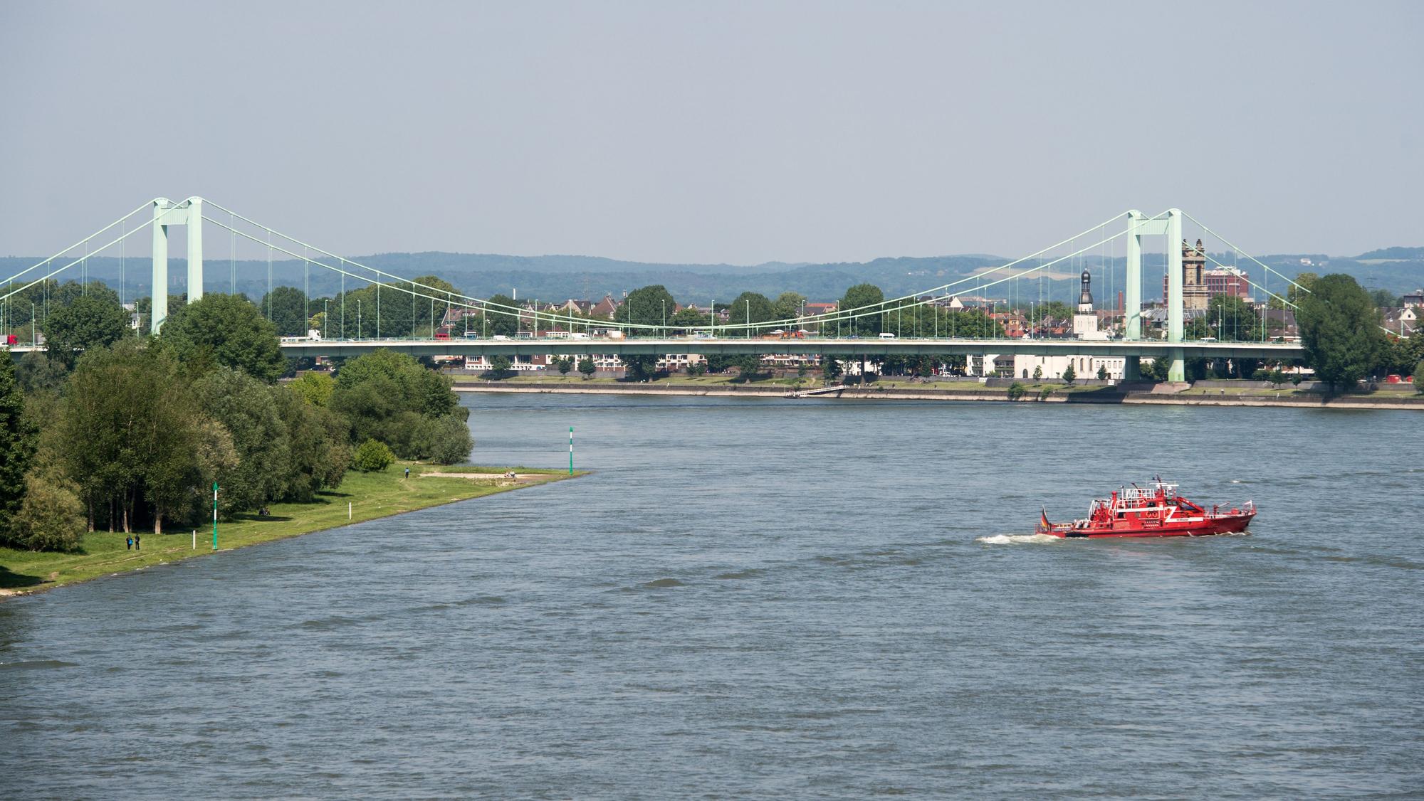 ARCHIV - 21.05.2015, Nordrhein-Westfalen, Köln: Die Mülheimer Brücke in Köln wird seit 2018 saniert. Nun sollen in beide Richtungen wieder Autos über das Bauwerk rollen dürfen. (zu dpa: «Mülheimer Brücke wieder in beide Richtungen befahrbar») Foto: Marius Becker/dpa +++ dpa-Bildfunk +++