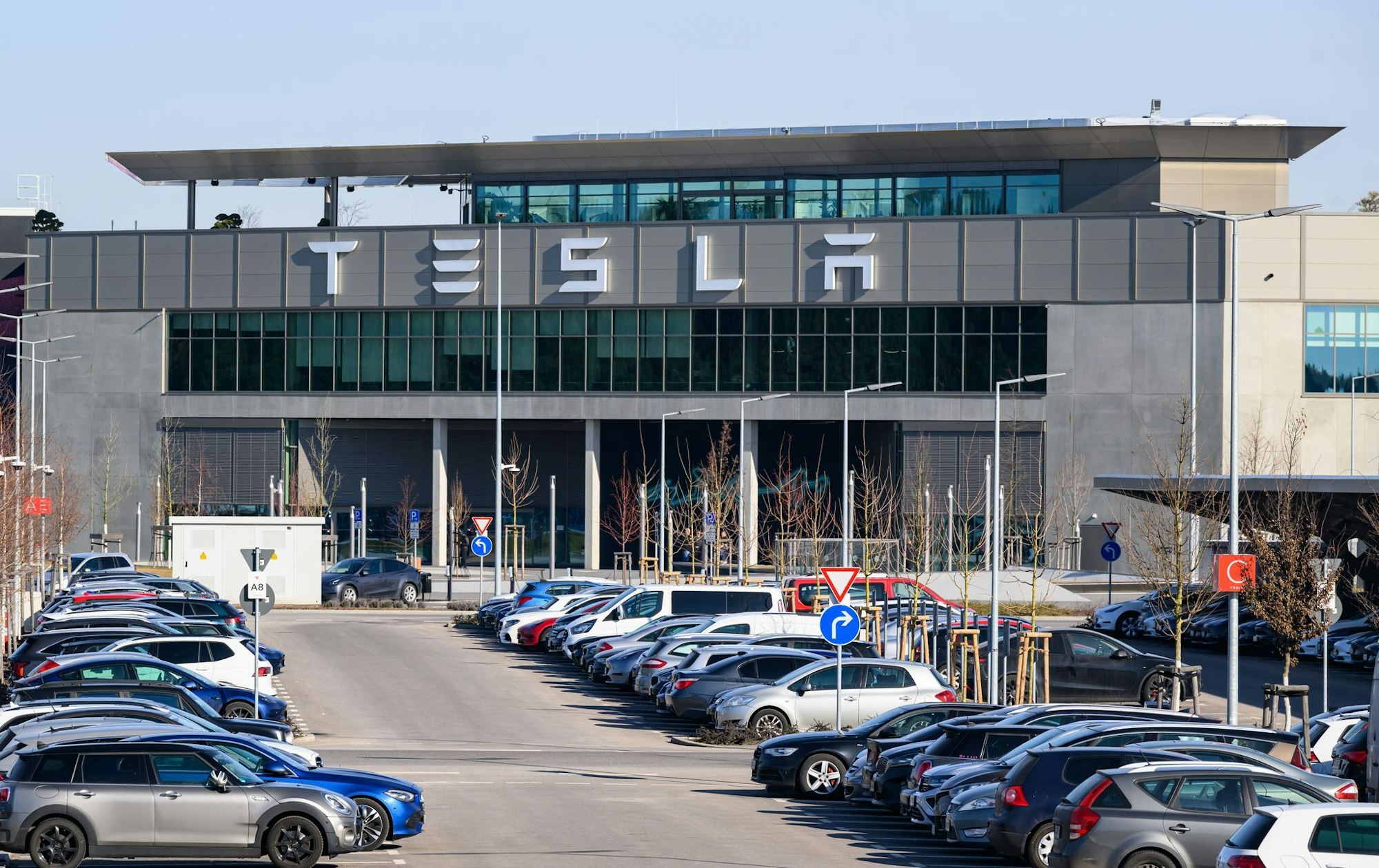 Der US-Elektroautobauer Tesla zeigt sich trotz sinkender Neuzulassungen zuversichtlich (Archivbild).
