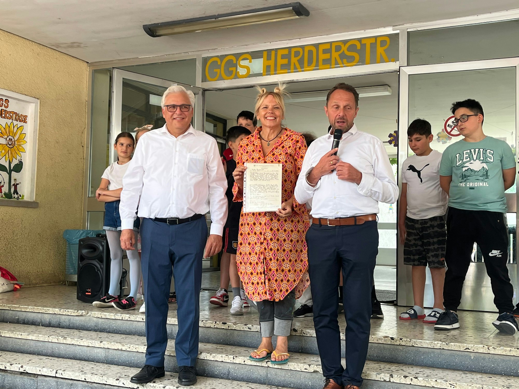 Britta Reinhardt (M) hat ihr Grundschulzeugnis aus der Herderstrasse mitgebracht.