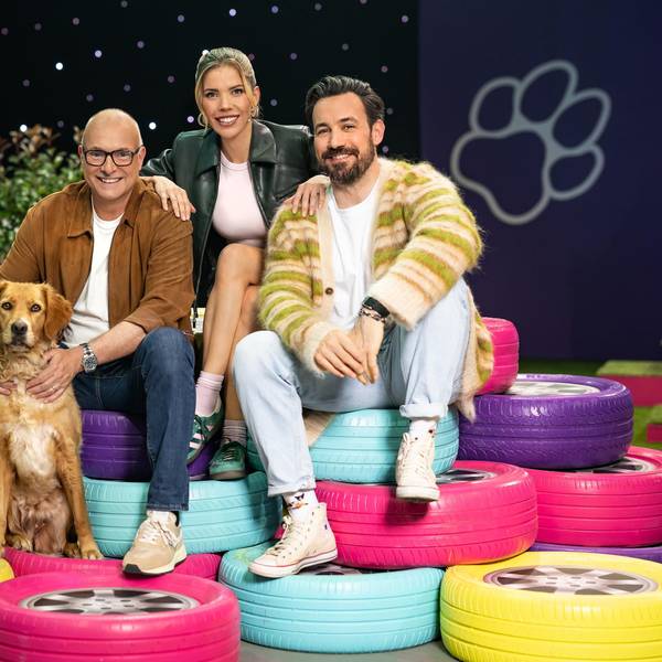 Das Kommentatoren-Duo Jan Köppen (r.) und Frank ‚Buschi‘ Buschmann mit der neuen Field-Reporterin Victoria Swarovski und Hündin Pebbles im „Top Dog“-Set.