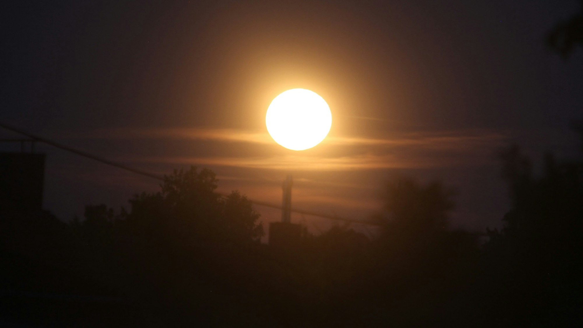 Der Erdbeermond vor einigen Wochen über den Dächern des Rhein-Sieg-Kreises.