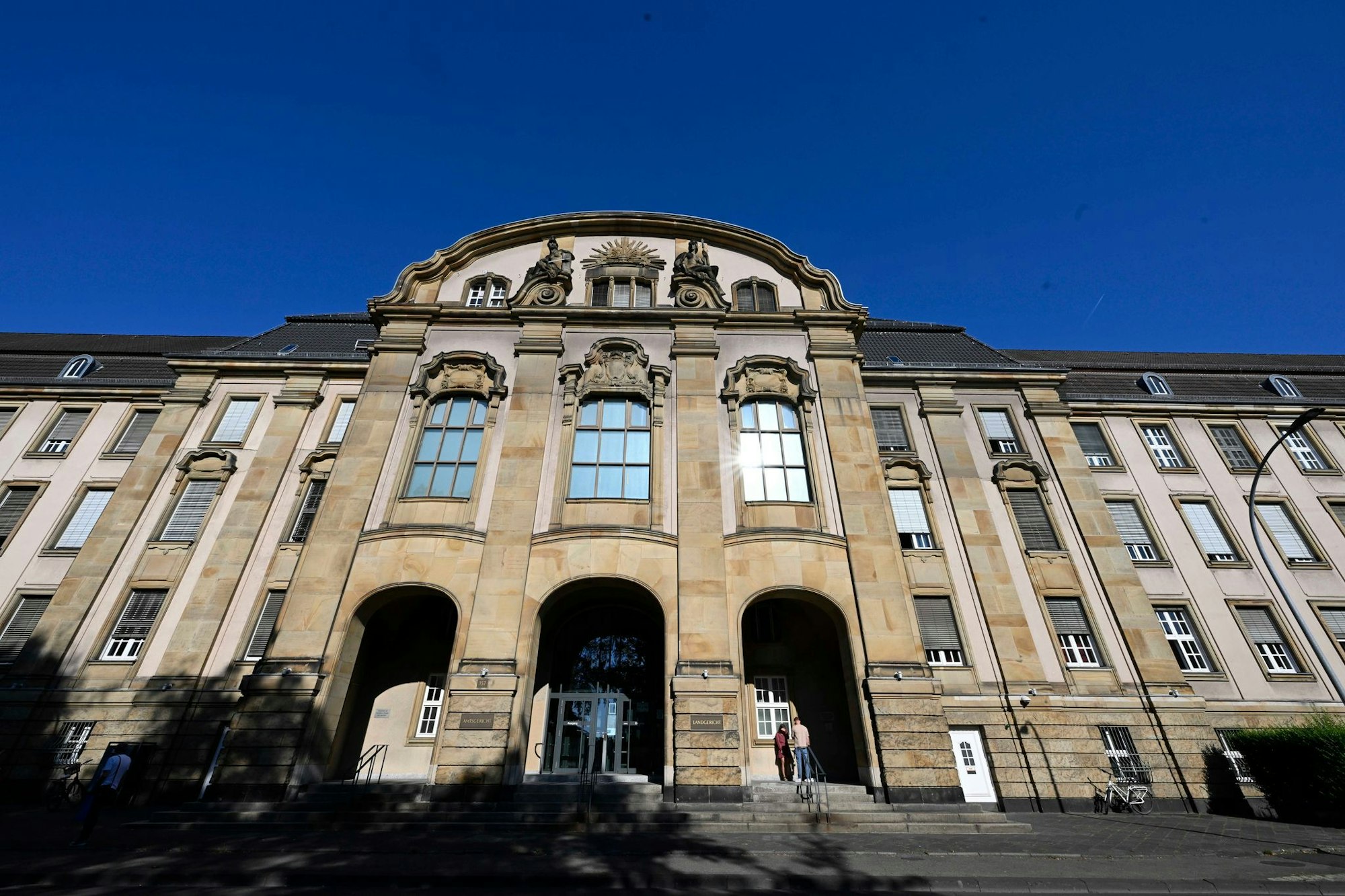 Weil er massenweise nie durchgeführte Corona-Tests bei der Kassenärztlichen Vereinigung Nordrhein abgerechnet haben soll, steht ein Mann vor dem Landgericht in Mönchengladbach. (Archivbild)
