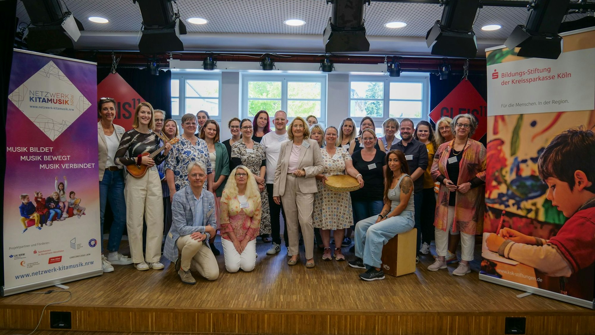 Zu sehen sind zahlreiche Erzieherinnen und Erzieher von Kindergärten auf einem Gruppenfoto.