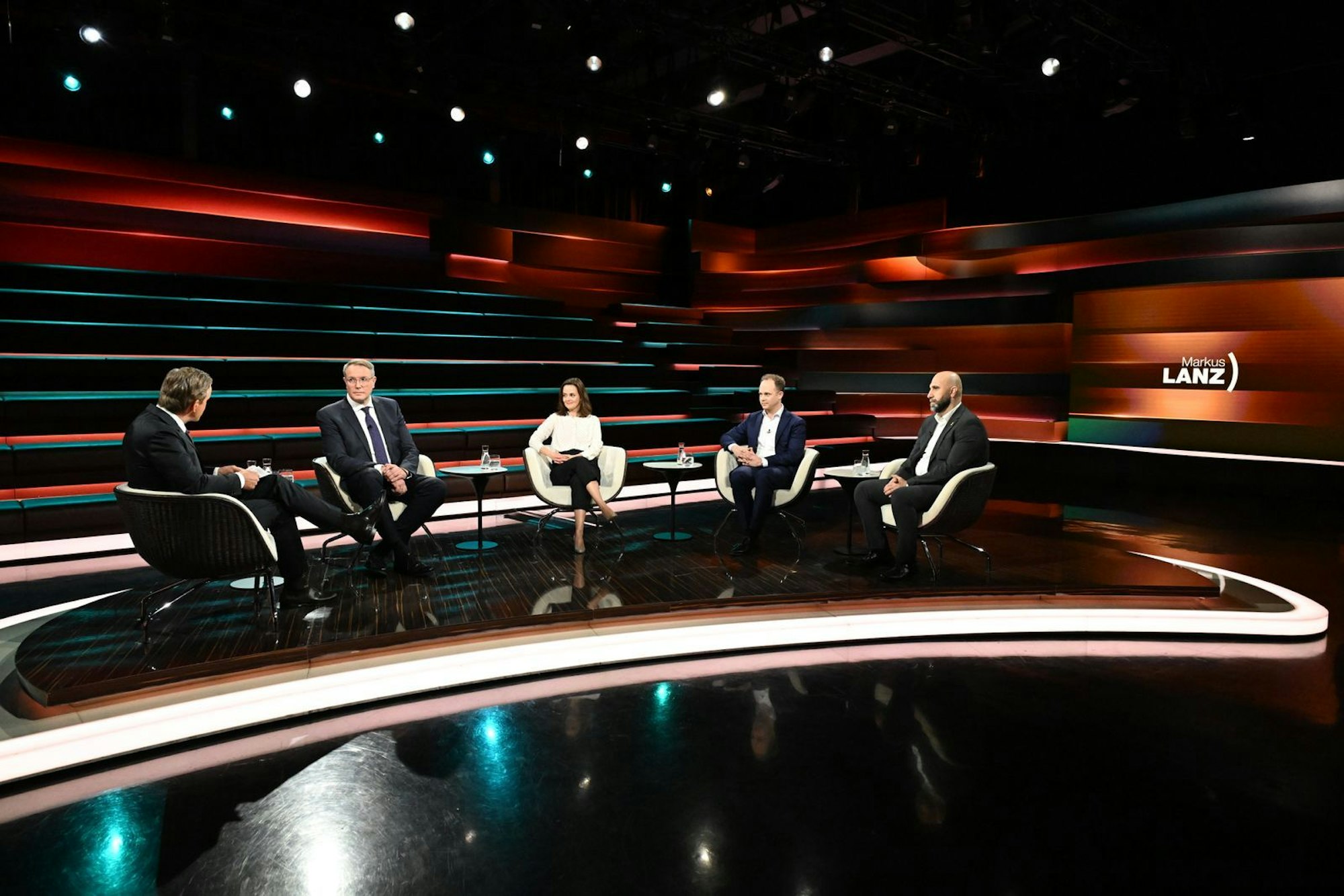 Markus Lanz (links) diskutierte am Mittwochabend mit SPD-Vize Alexander Schweitzer (zweiter von links), Journalistin Julia Löhr (Mitte), FDP-Kommunalpolitiker Kolja Saß (zweiter von rechts) und Extremismusforscher Ahmad Mansour. (Bild: ZDF / Cornelia Lehmann)