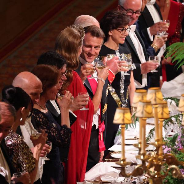 Emmanuel Macron zwinkert Prinzessin Kate zu.