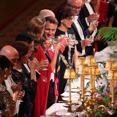 Emmanuel Macron zwinkert Prinzessin Kate zu.
