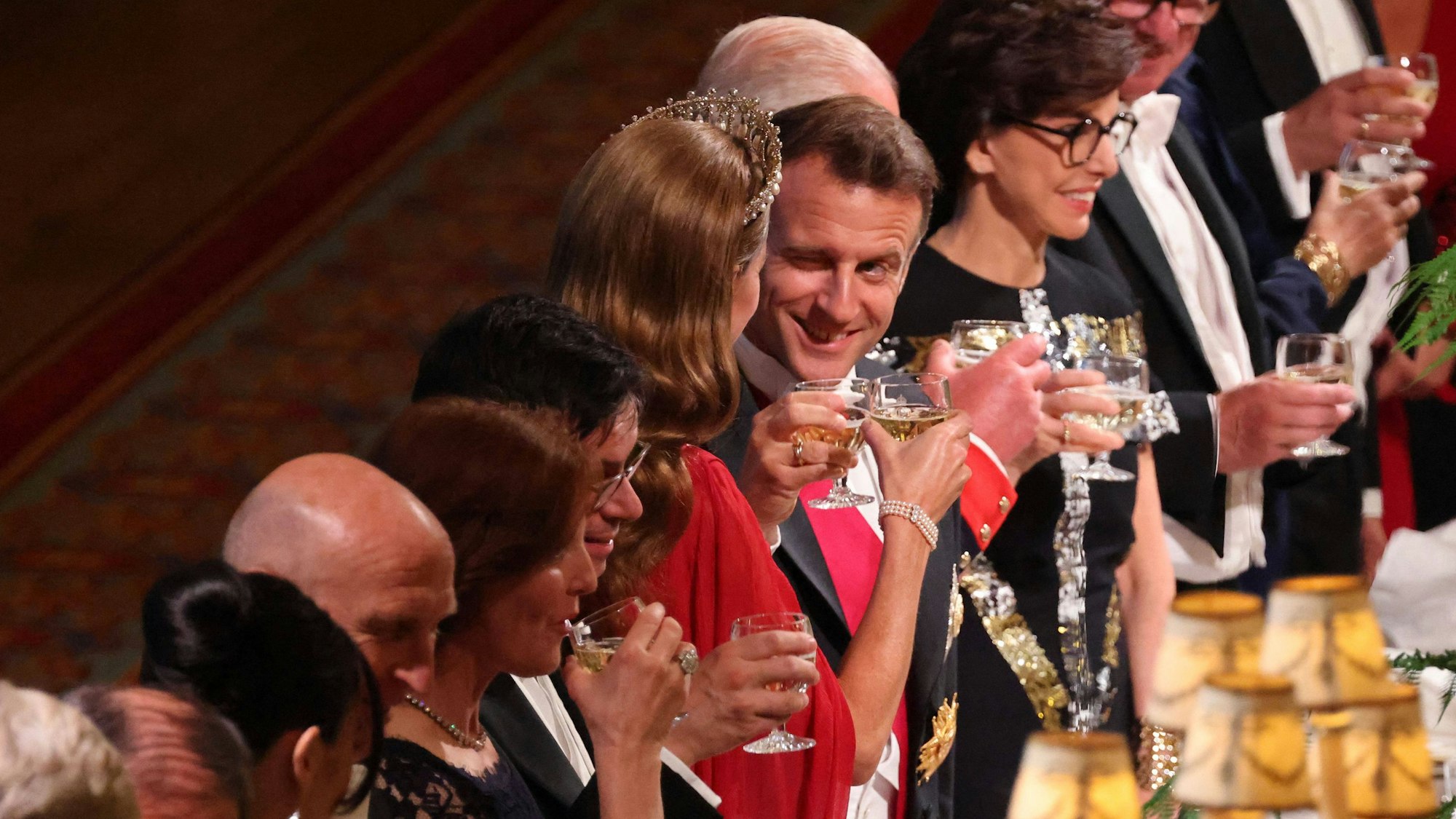 Emmanuel Macron zwinkert Prinzessin Kate zu.