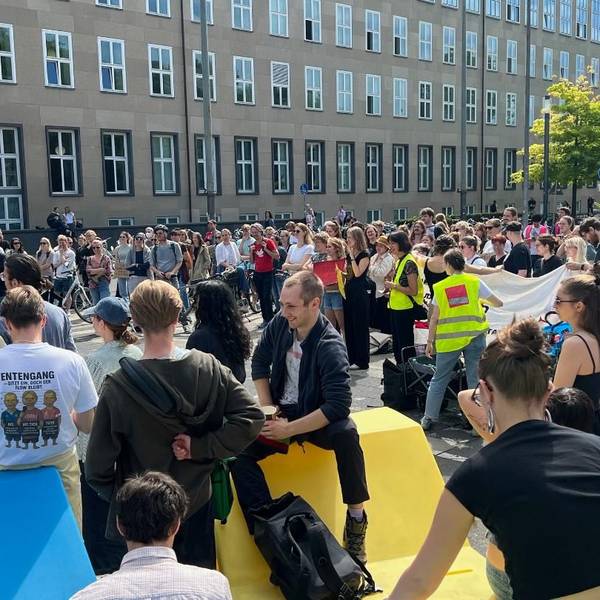 Studierende am Albertus-Magnus-Platz haben sich zur Kundgebung zusammengefunden