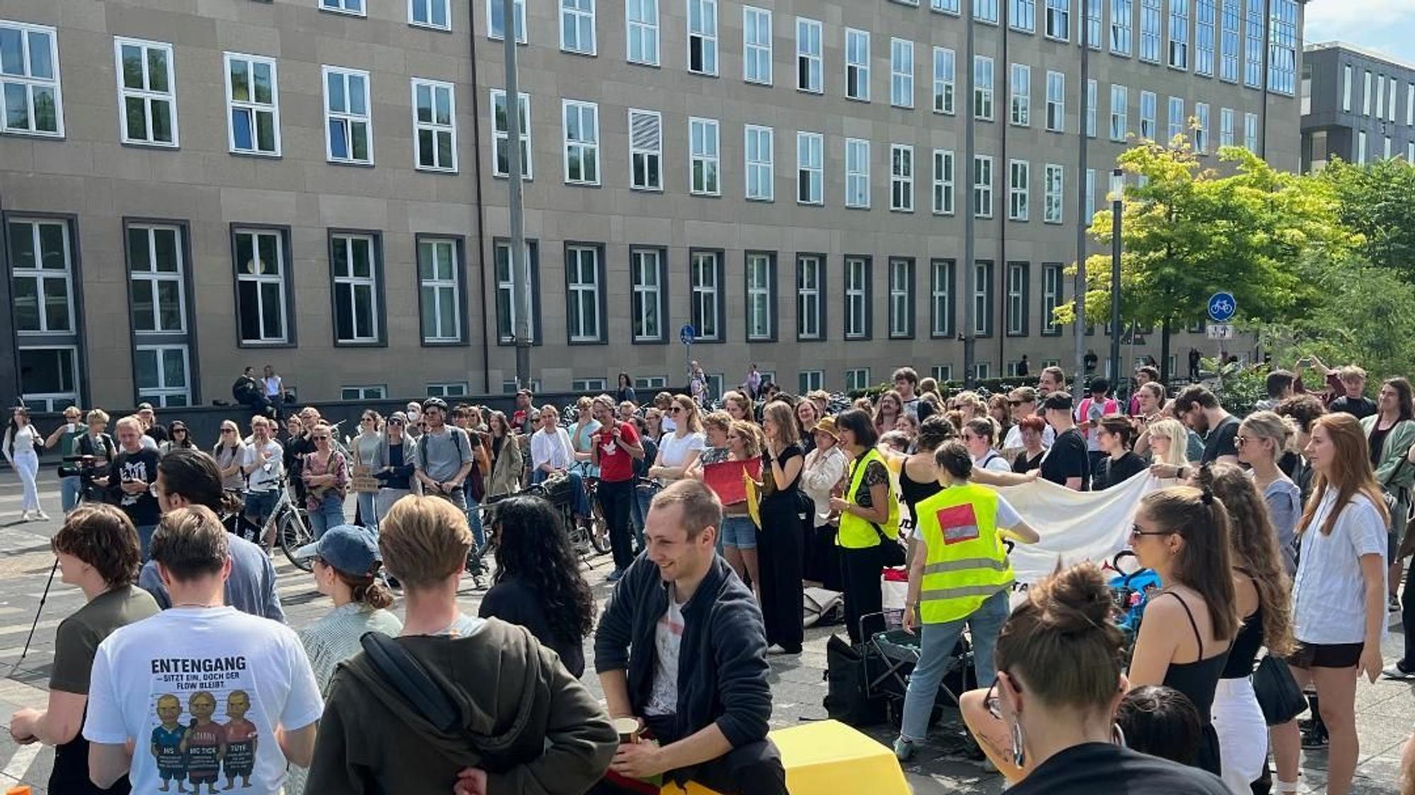 Demo gegen Sparzwang an den Hochschulen im Juni am Albertus-Magnus-Platz