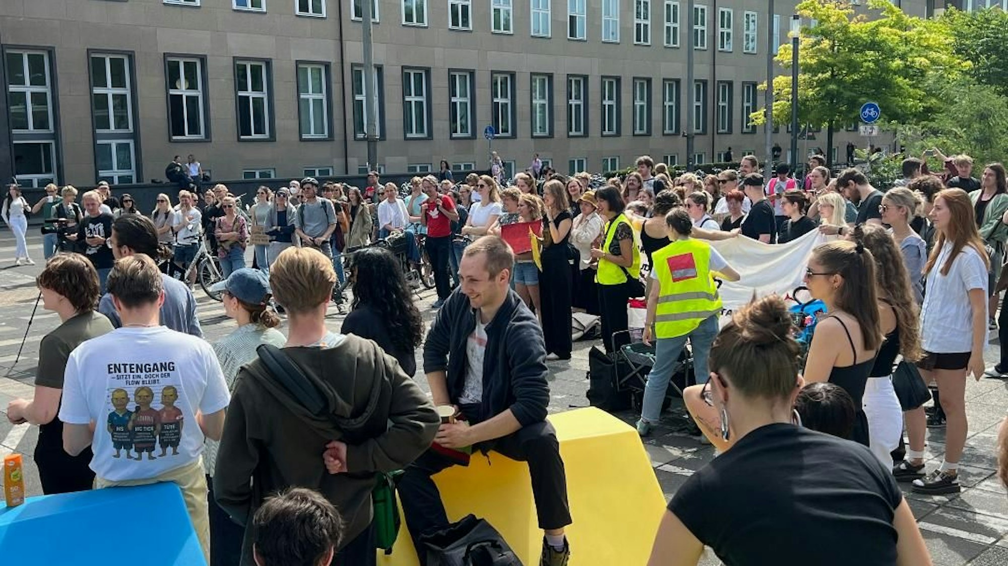 Studierende am Albertus-Magnus-Platz haben sich zur Kundgebung zusammengefunden