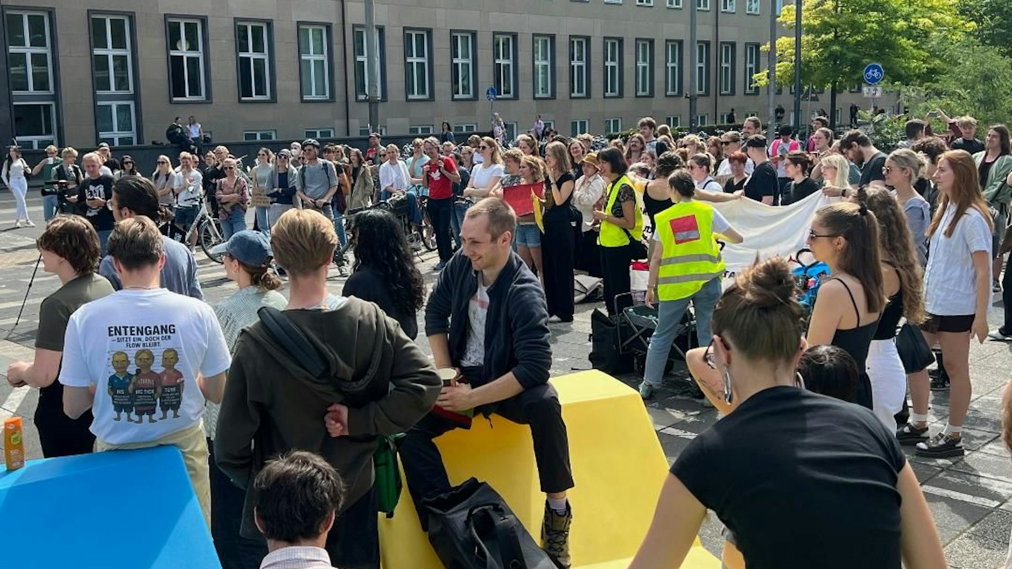 Menschenmenge am Albertus-Magnus-Platz