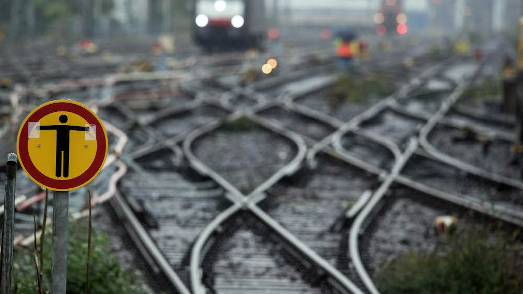 Eine kaputte Weiche sorgt aktuell für eine Bahnstörung in Köln-Mülheim (Symbolfoto).