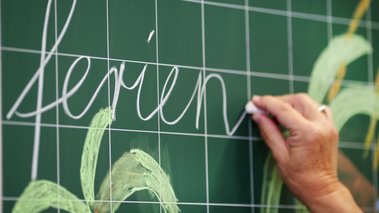 Das Wort "ferien" wird am 23.06.2015 an eine Tafel geschrieben.