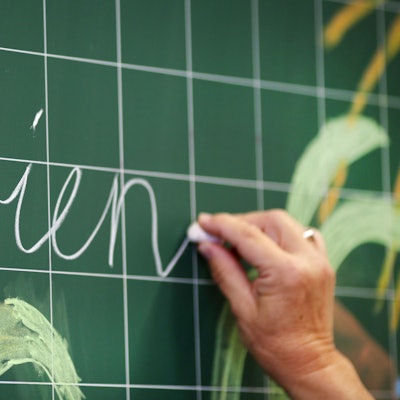 Das Wort "ferien" wird am 23.06.2015 an eine Tafel geschrieben.