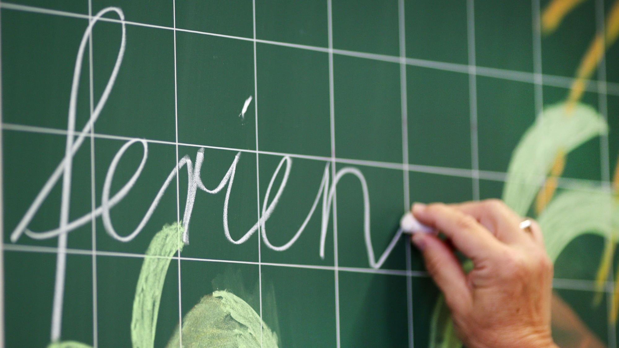 Das Wort "ferien" wird am 23.06.2015 an eine Tafel geschrieben.