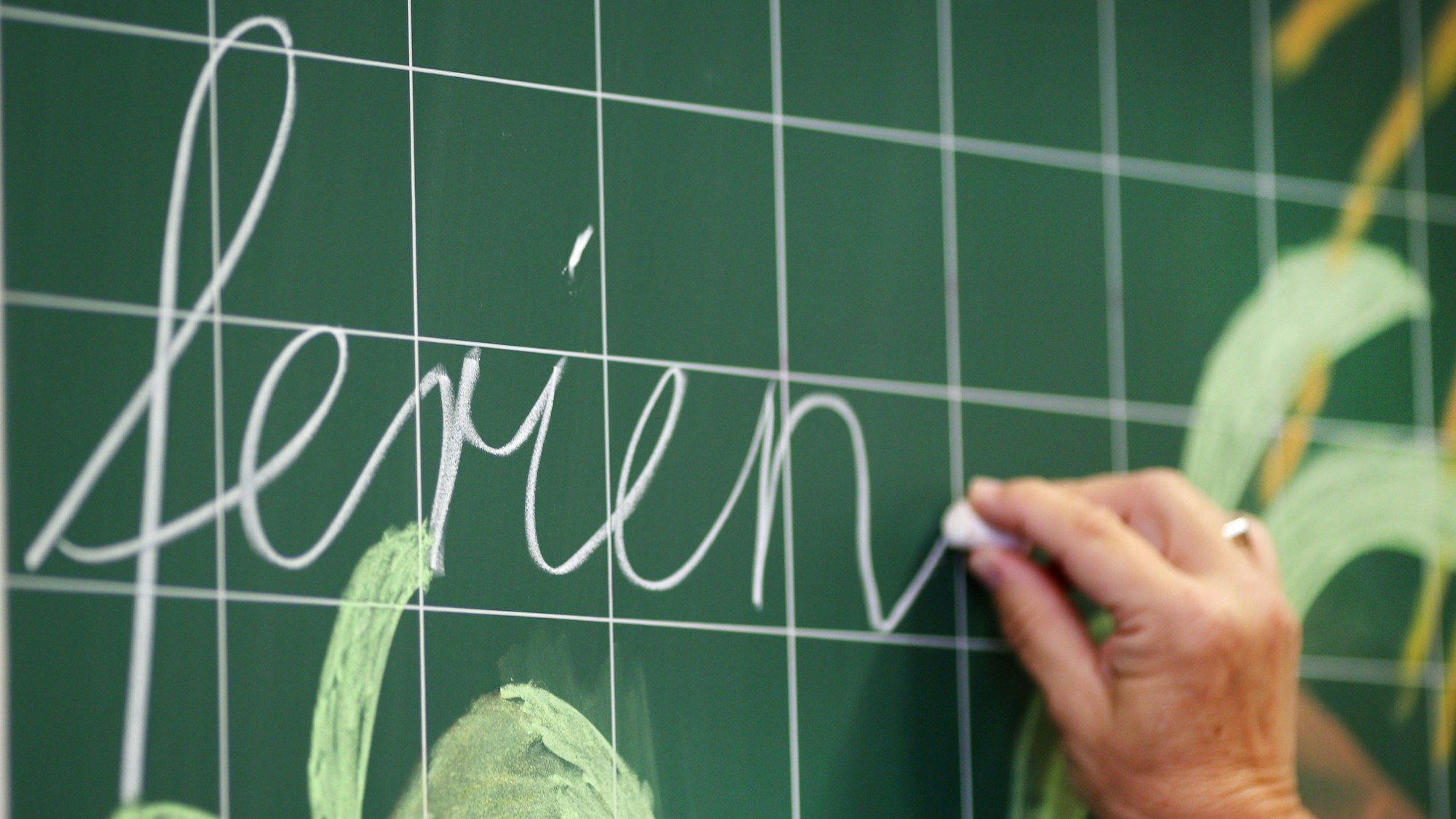 Das Wort "ferien" wird am 23.06.2015 an eine Tafel geschrieben.
