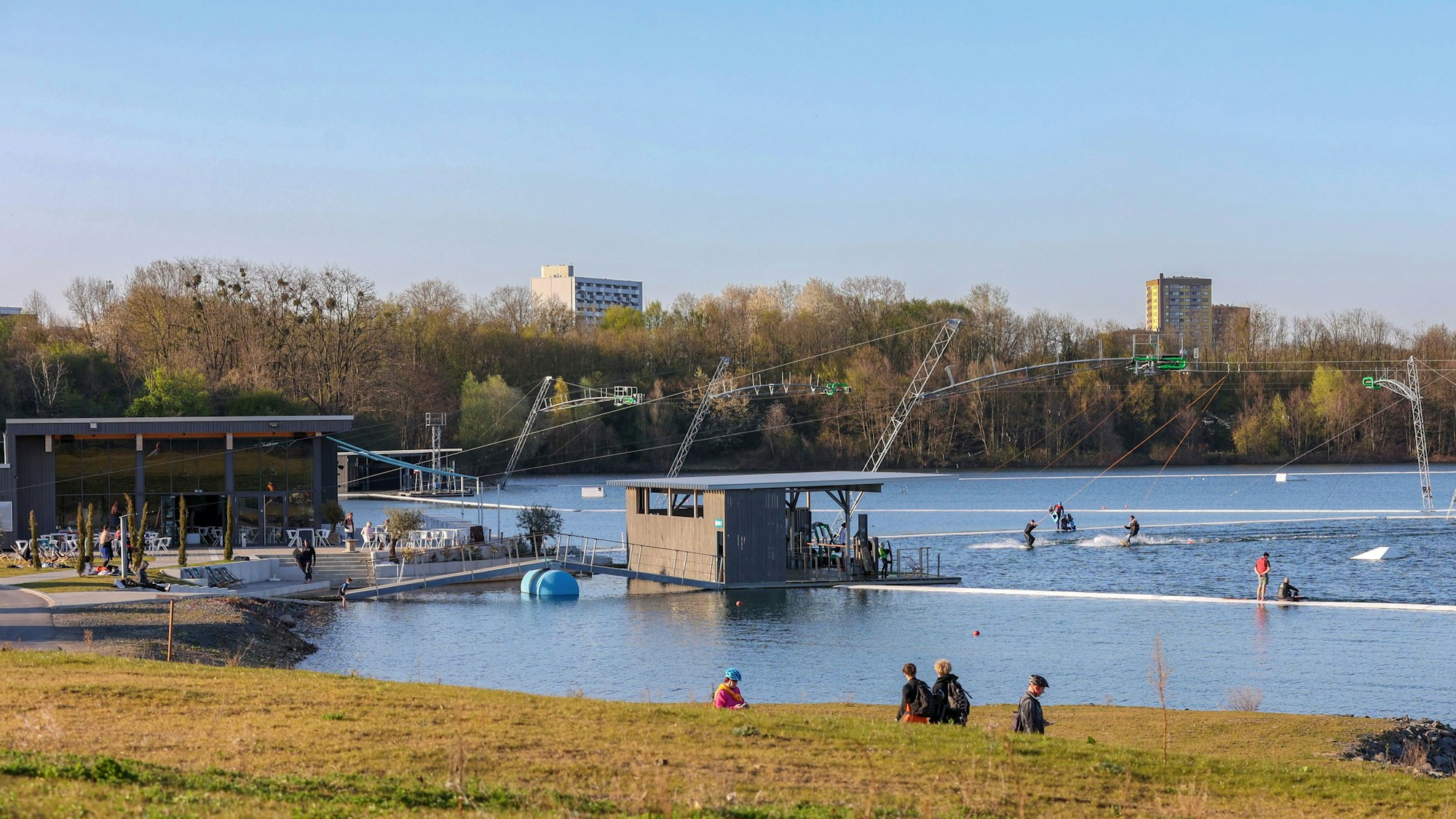 Saisonstart am Wakebeach Cologne, der Wasserskianlage am Rather See.