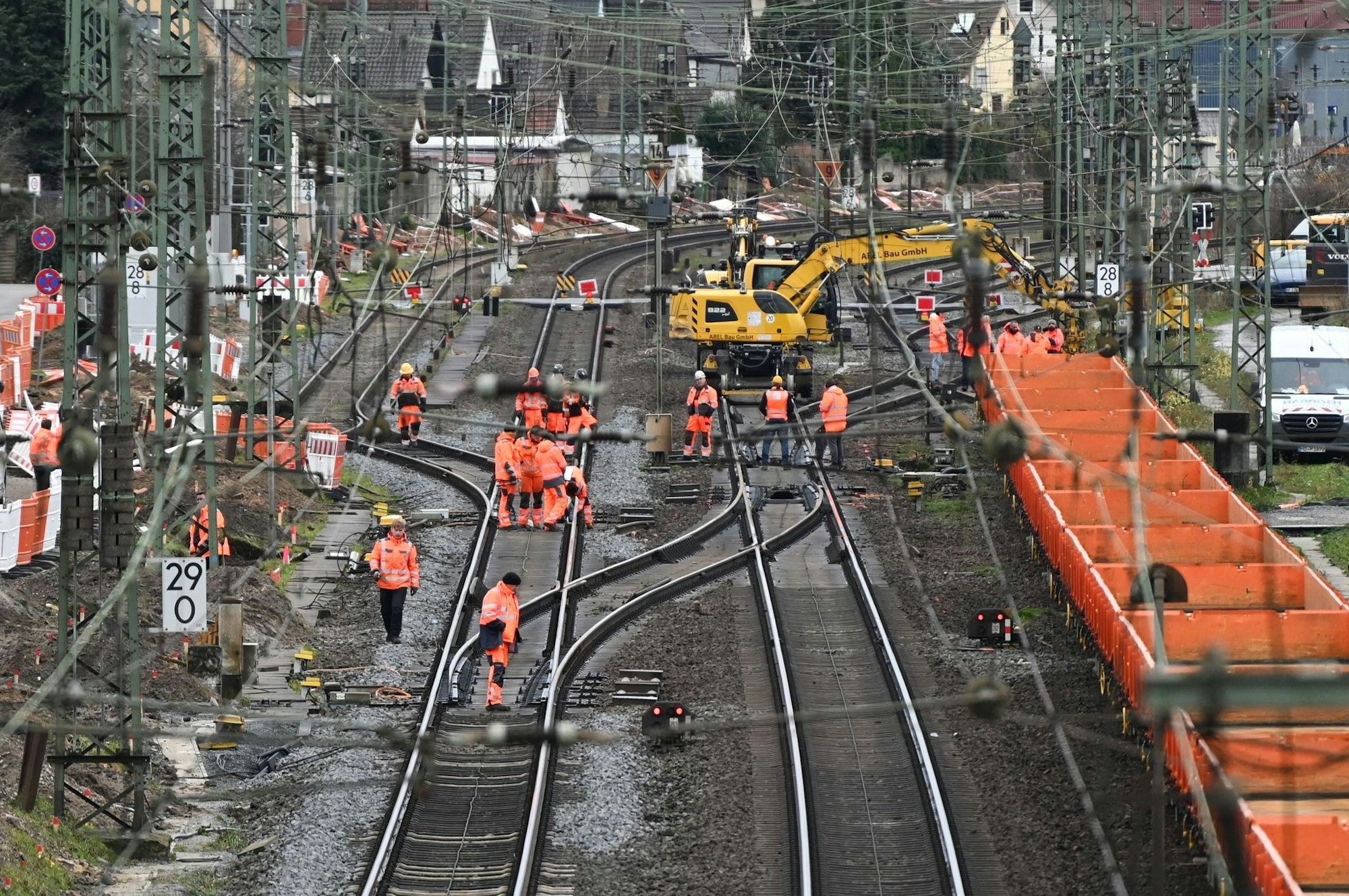 Auf der Riedbahn zwischen Frankfurt und Mannheim wurde bereits gebaut - viele weitere Generalsanierungen werden sich dagegen deutlich verzögern. (Archivbild)
