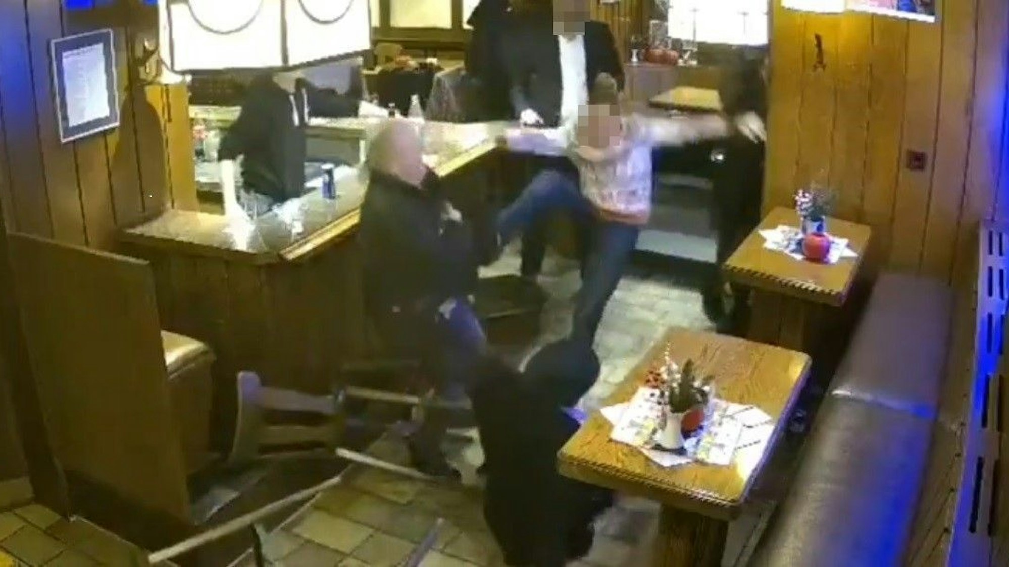 Das Foto zeigt die Szene aus dem Schankraum der Gaststätte.