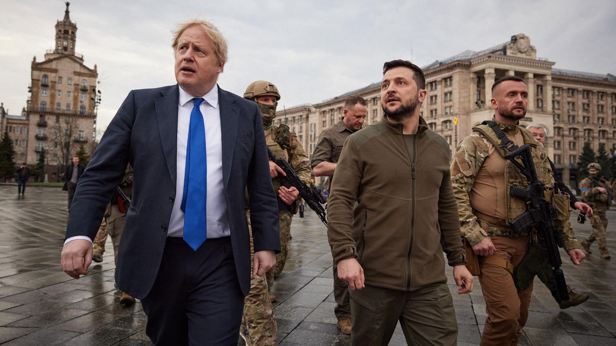 Der ehemalige britische Premierminister Boris Johnson zusammen mit dem ukrainischen Präsidenten Wolodymyr Selenskyj im April 2022 bei einem Besuch in Kyjiw. (Archivbild)