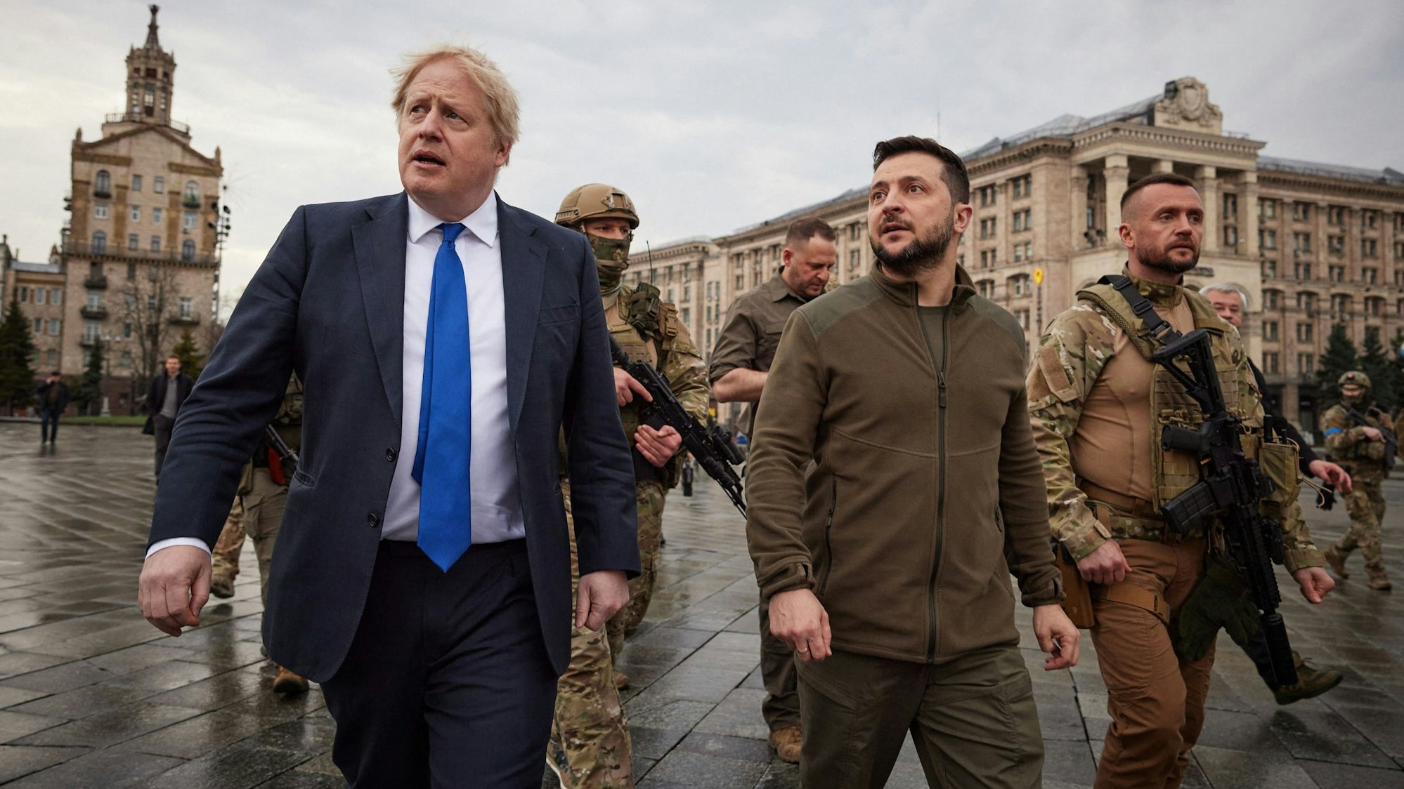 Der ehemalige britische Premierminister Boris Johnson zusammen mit dem ukrainischen Präsidenten Wolodymyr Selenskyj im April 2022 bei einem Besuch in Kyjiw. (Archivbild)