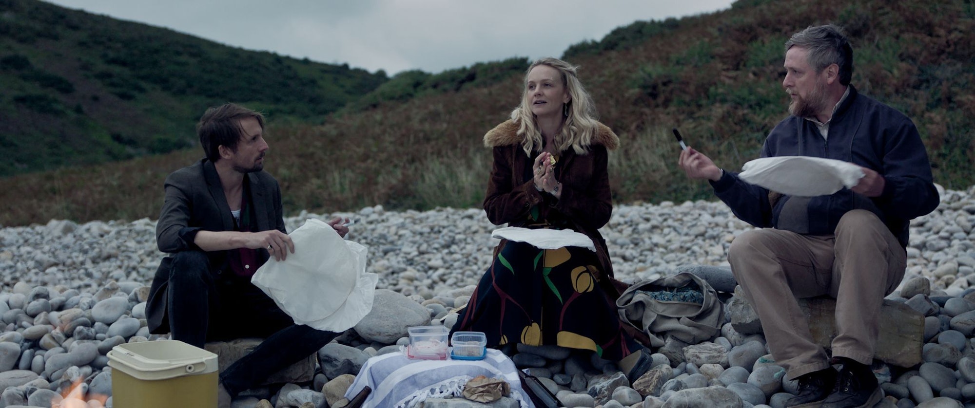 Tom Basden (l) als Herb McGwyer, Carey Mulligan als Nell Mortimer und Tim Key als Charles Heath in einer Szene des Films «The Ballad Of Wallis Island» (undatierte Filmszene).
