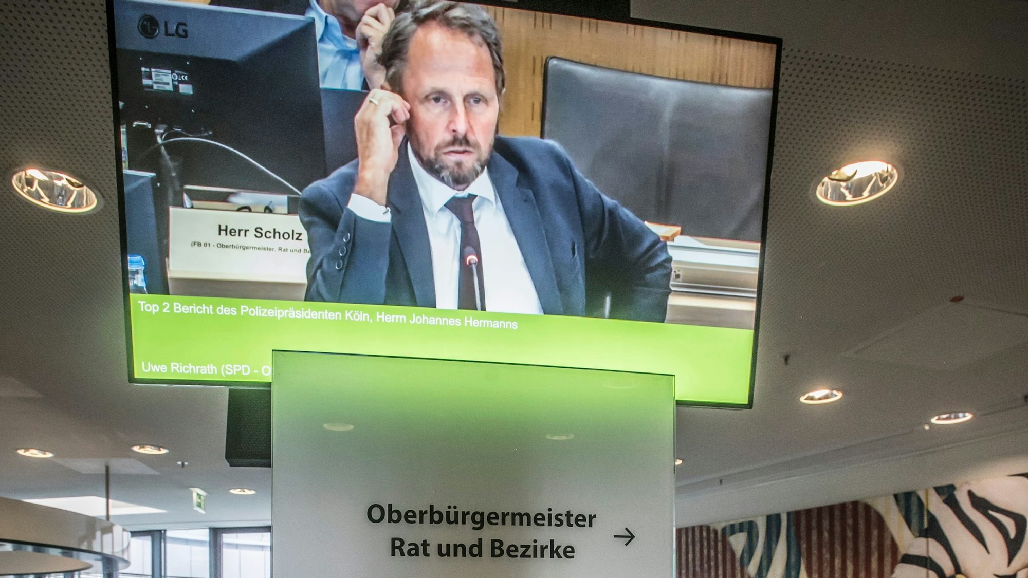Verwaltungsspitze: Oberbürgermeister Uwe Richrath, der Dienststellenleiter.. Foto: Ralf Krieger
