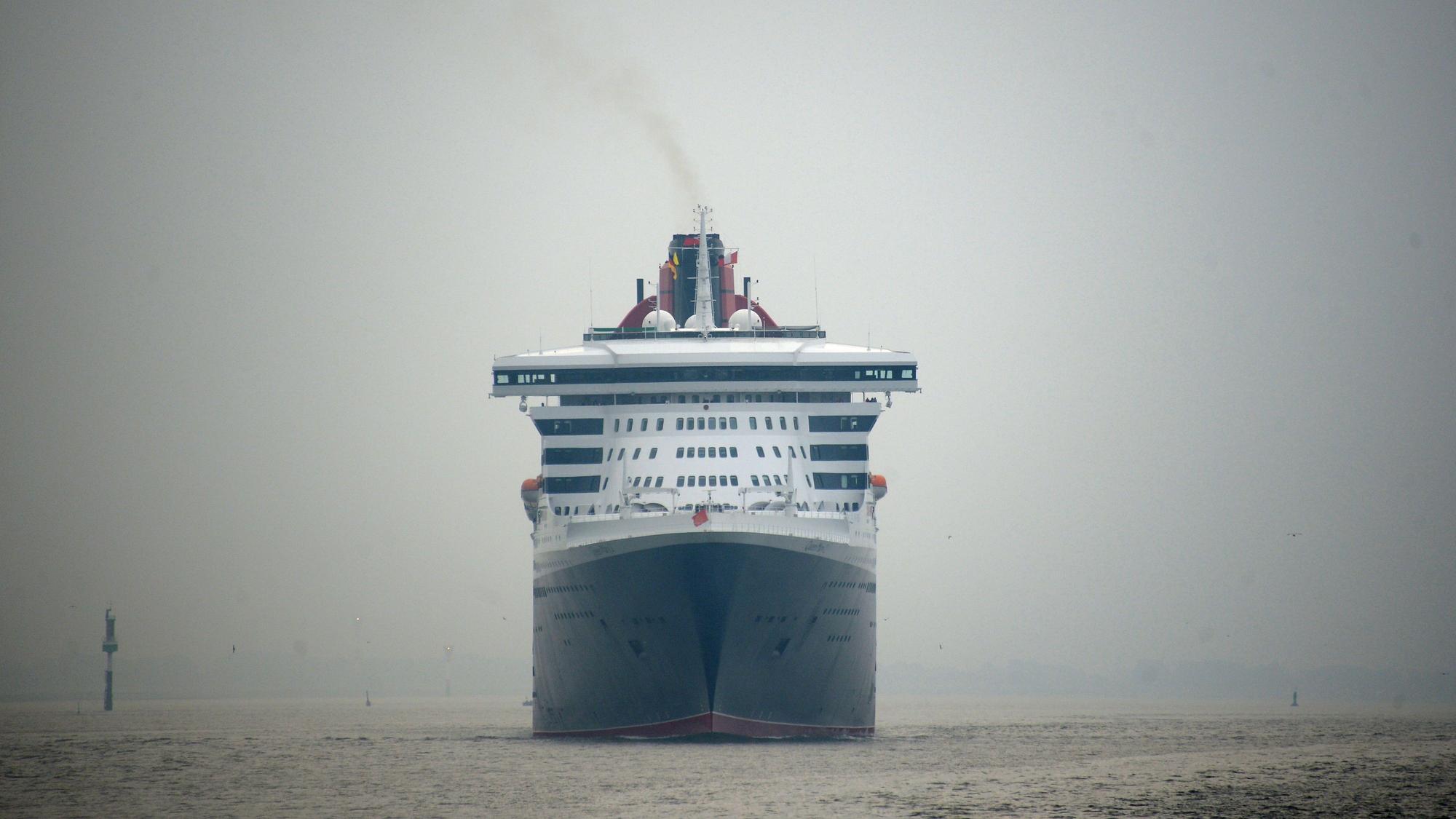ARCHIV - 30.08.2013, Schleswig-Holstein, Brunsbüttel: 30.08.2013, Schleswig-Holstein, Brunsbüttel: Das Luxus-Kreuzfahrtschiff «Queen Mary 2» der Reederei Cunard fährt auf der Elbe in Richtung Hamburg. (zu dpa: «Ungewöhnlich viele Norovirus-Ausbrüche auf Kreuzfahrtschiffen») Foto: Marcus Brandt/dpa +++ dpa-Bildfunk +++