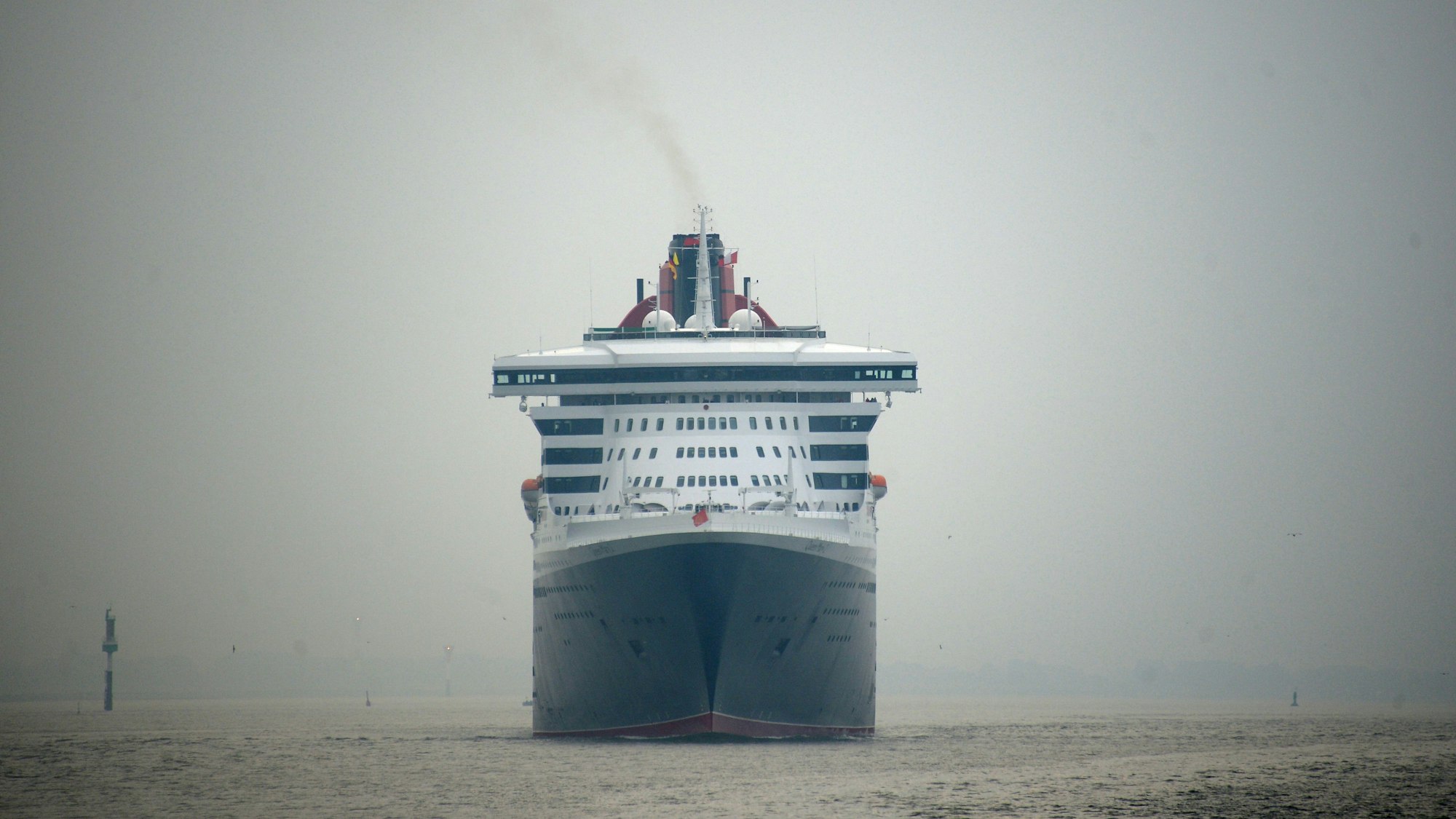 ARCHIV - 30.08.2013, Schleswig-Holstein, Brunsbüttel: 30.08.2013, Schleswig-Holstein, Brunsbüttel: Das Luxus-Kreuzfahrtschiff «Queen Mary 2» der Reederei Cunard fährt auf der Elbe in Richtung Hamburg. (zu dpa: «Ungewöhnlich viele Norovirus-Ausbrüche auf Kreuzfahrtschiffen») Foto: Marcus Brandt/dpa +++ dpa-Bildfunk +++
