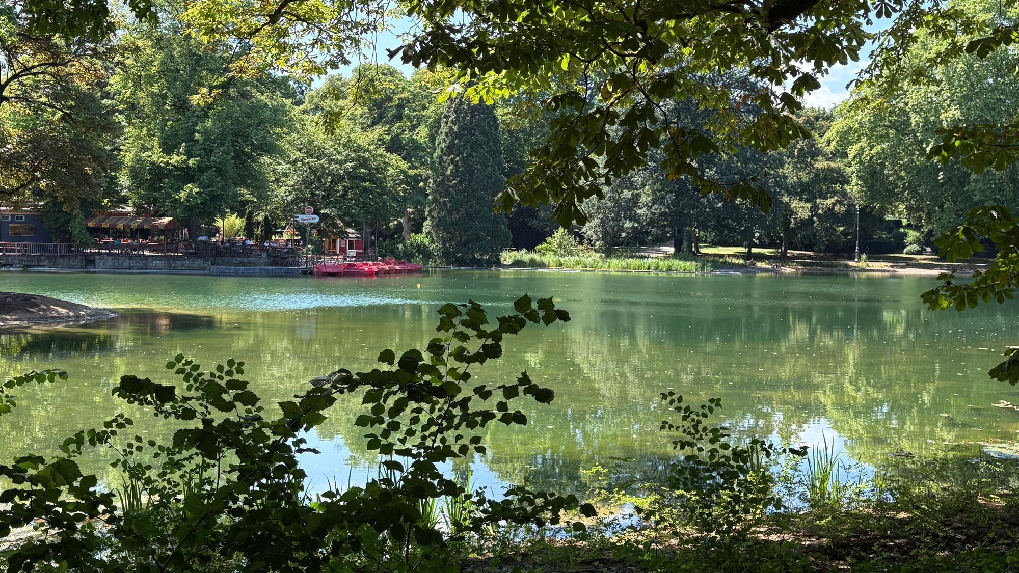 Tretbootverleih und Biergarten am Teich im Volksgarten 2025.