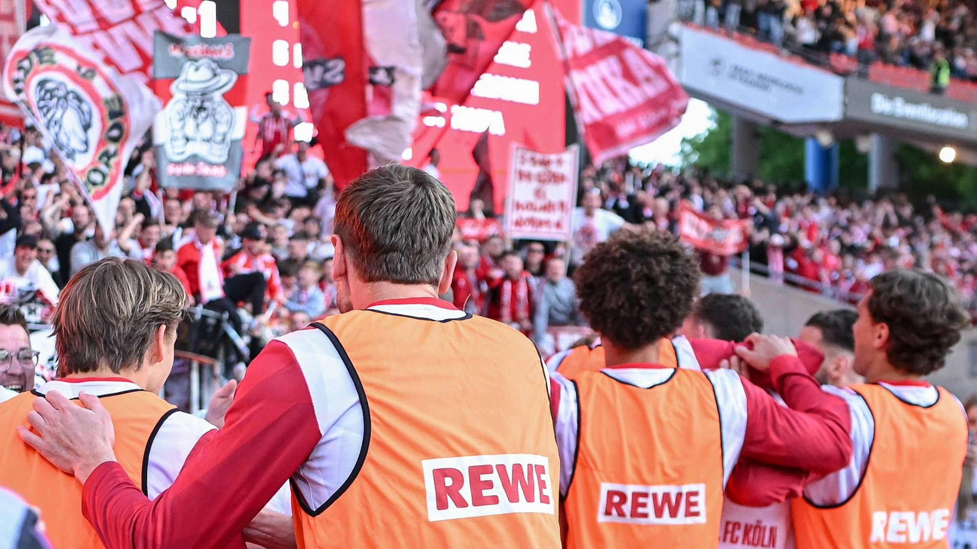 FC-Profis feiern vor dem Gästeblock in Nürnberg.
