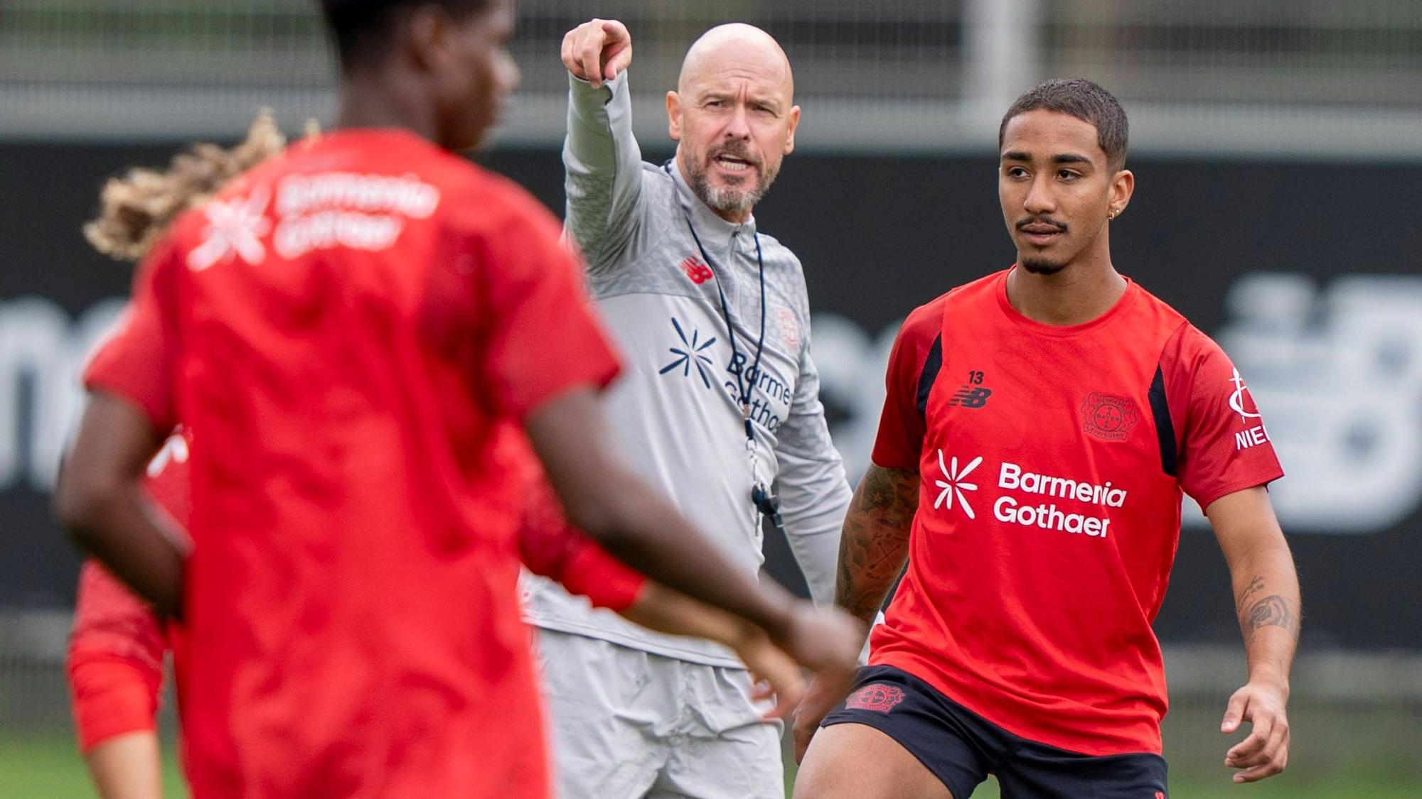 Bayer-Trainer Erik ten Hag zeigt Arthur, wie er sich bewegen soll.
