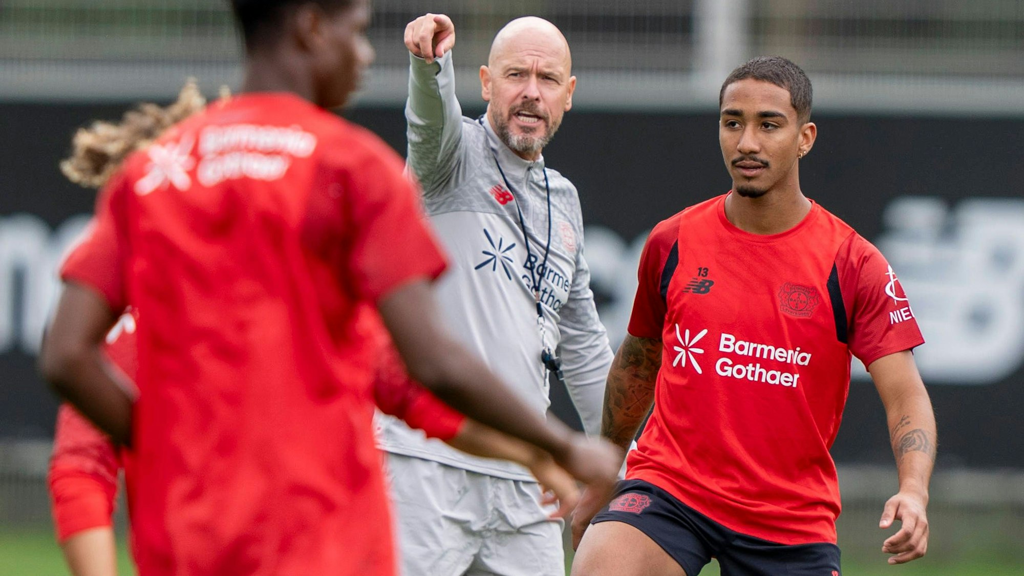 Bayer-Trainer Erik ten Hag zeigt Arthur, wie er sich bewegen soll.