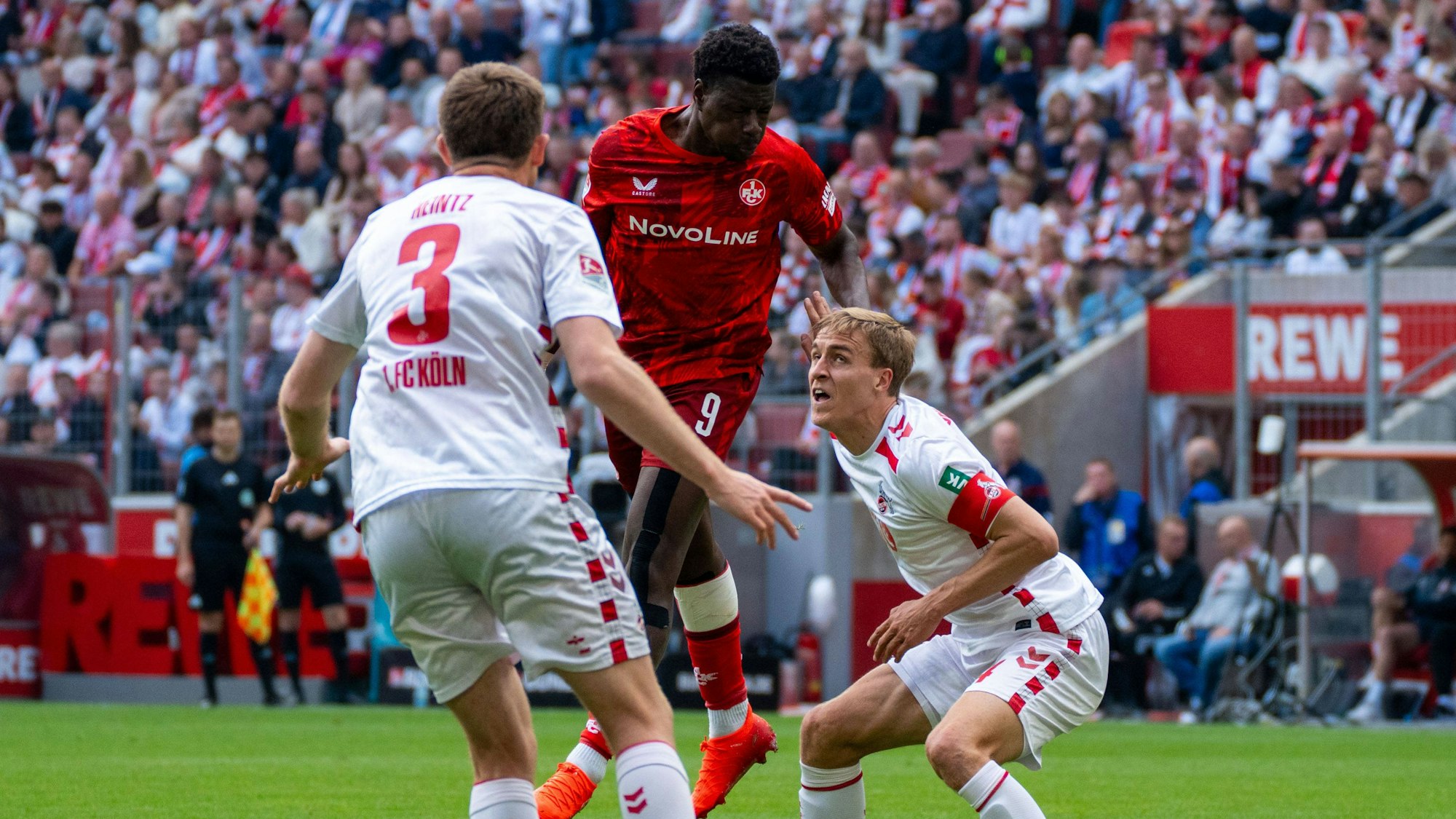 Ragnar Ache im letzten Spiel der Zweitliga-Saison gegen die FC-Verteidiger Timo Hübers und Dominique Heintz