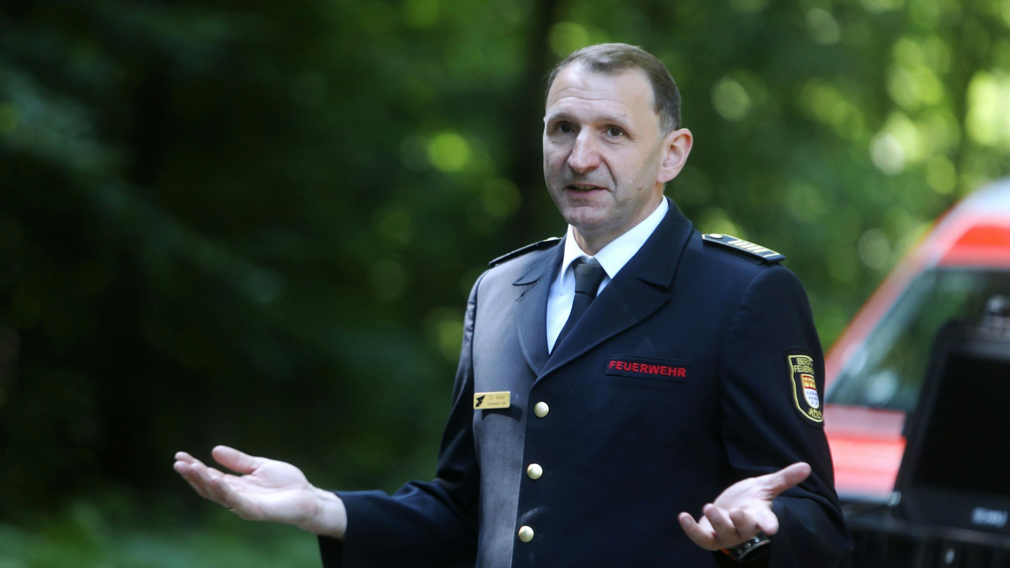 Der Leiter der Feuerwehr Köln Christian Miller im Königsforst.
