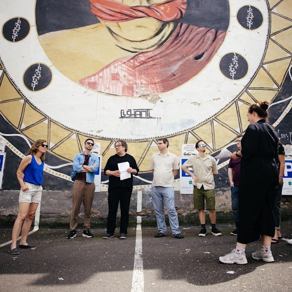 Menschen vor einem Murales