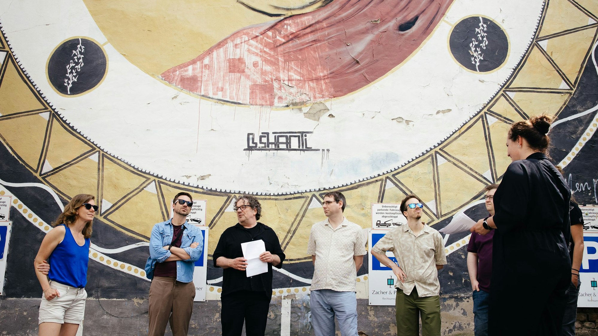 Menschen vor einem Murales