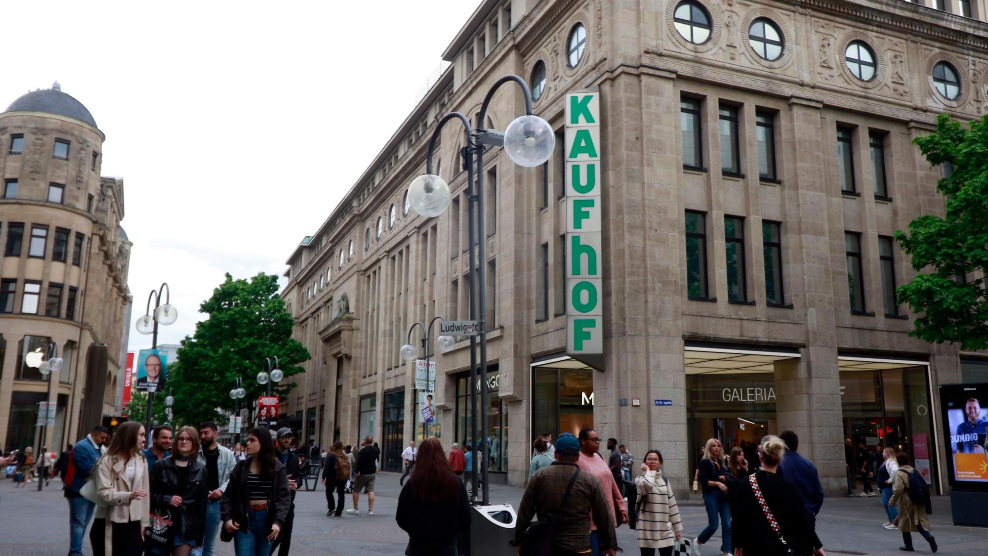 Das Warenhaus von Galeria Köln an der Hohe Straße in der Kölner Innenstadt kennt in Köln jeder. Vor 100 Jahren wurde hier die erste Rolltreppe Deutschlands eröffnet.