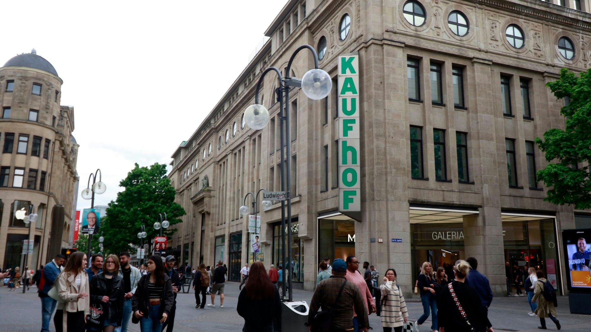 Das Warenhaus von Galeria Köln an der Hohe Straße in der Kölner Innenstadt kennt in Köln jeder. Vor 100 Jahren wurde hier die erste Rolltreppe Deutschlands eröffnet.