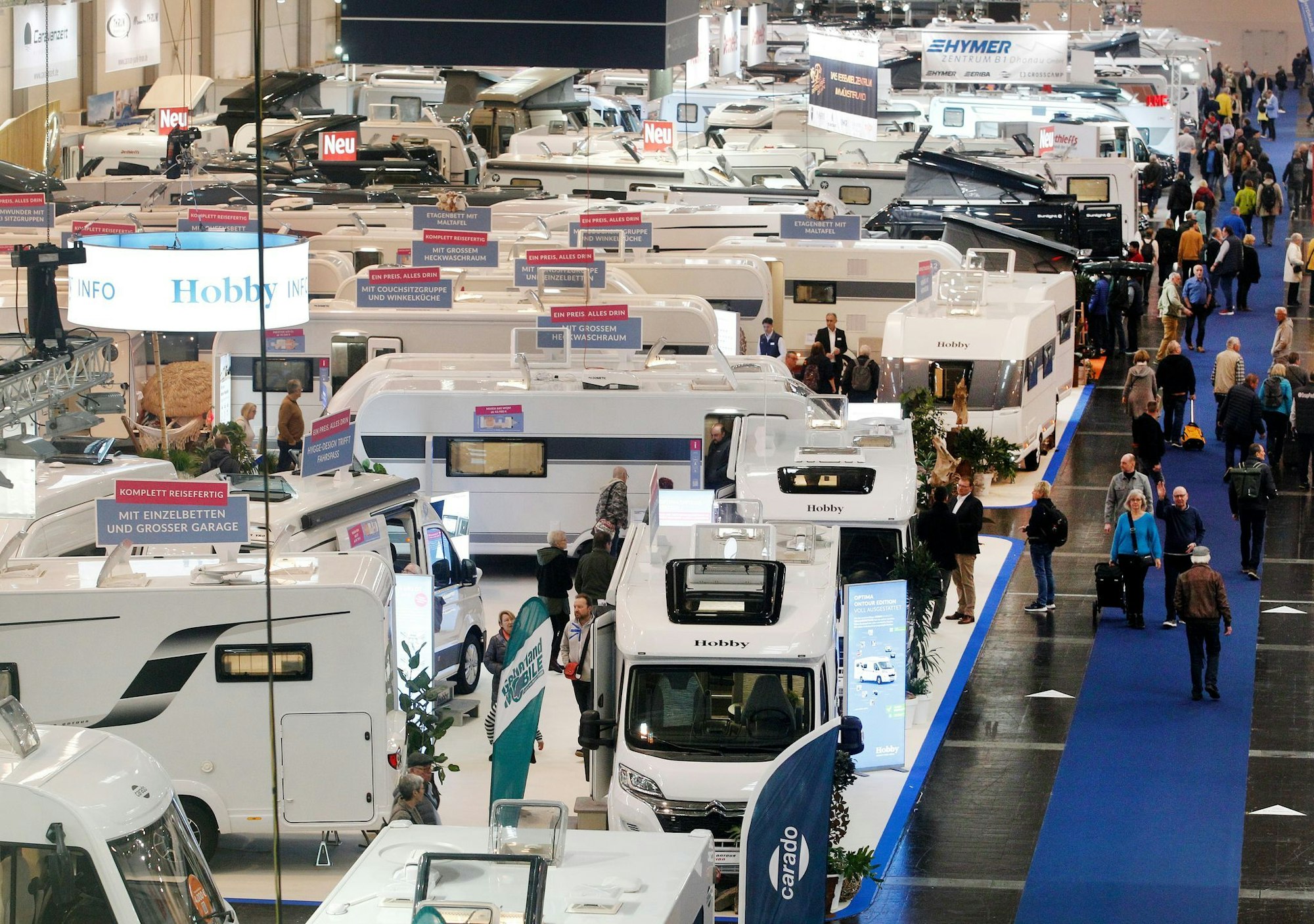 Eine Messehalle voll mit Wohnmobilen, hier bei der Essener Reise + Camping 2024.